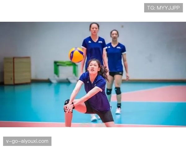 李盈莹赛场上拼到断指,休息时却像贵妇捧着咖啡聊八卦? 李盈莹赛场上拼到断指,休息时却像贵妇捧着咖啡聊八卦?